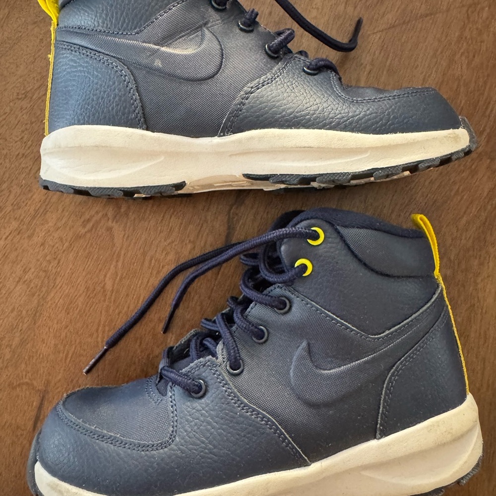 NIKE Manoa Kids Navy Blue Sneaker - Picture 2 of 6